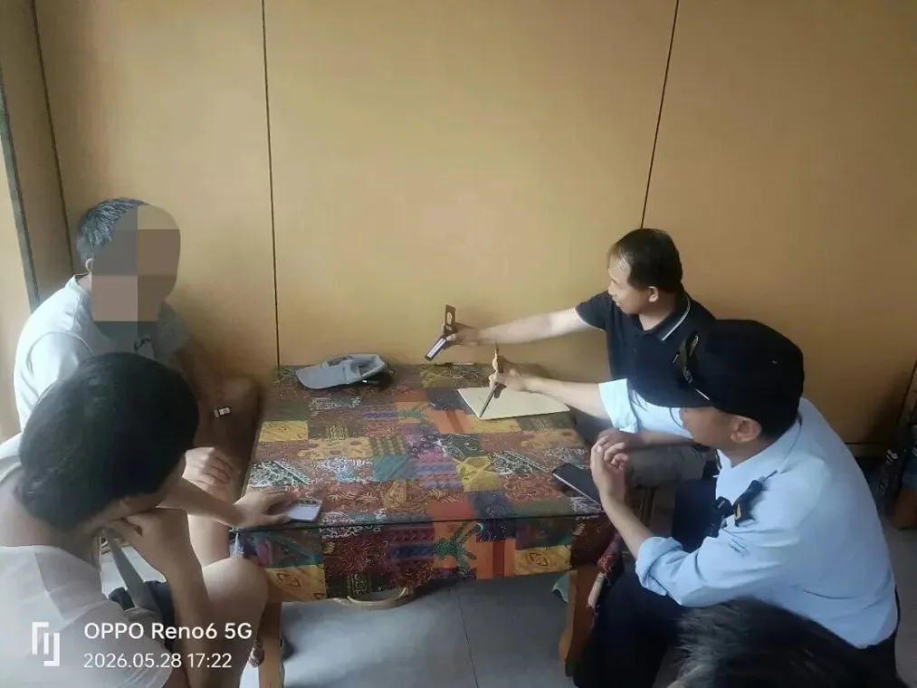 外地游客袁某将宠物犬带入洱海湖区，并使用清洁剂清洗，被依法查处